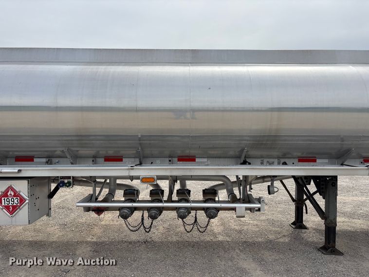 image for item EW1568 1995 Heil fuel trailer