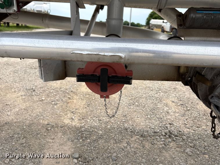 image for item EW1568 1995 Heil fuel trailer