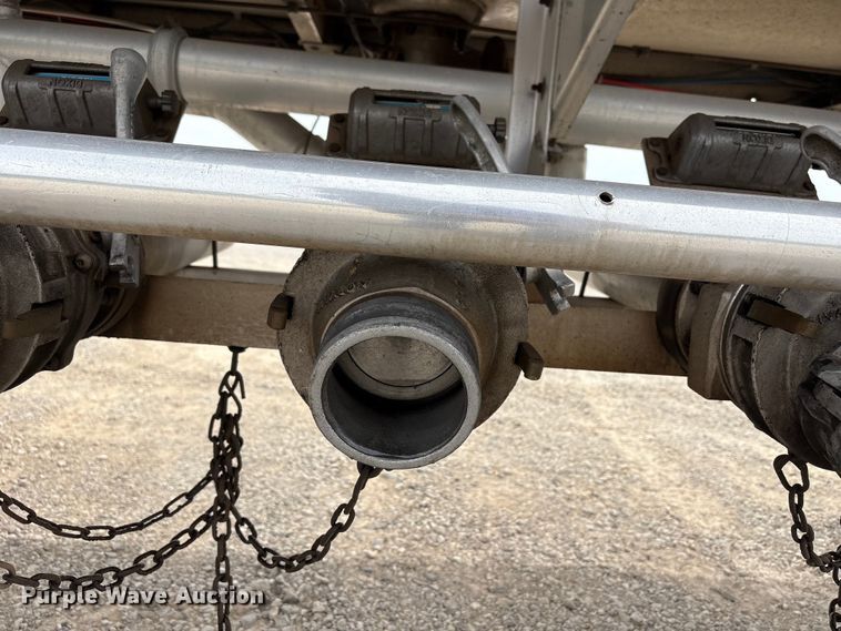 image for item EW1568 1995 Heil fuel trailer