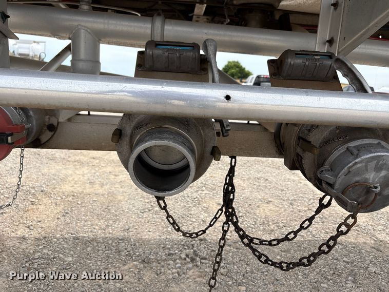 image for item EW1568 1995 Heil fuel trailer
