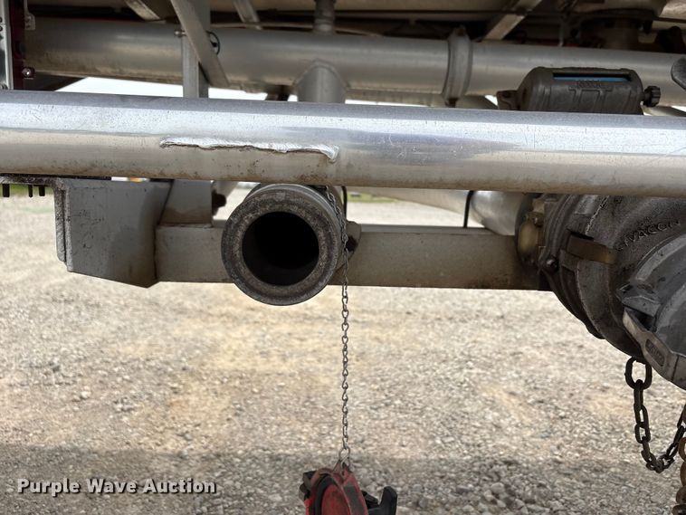 image for item EW1568 1995 Heil fuel trailer