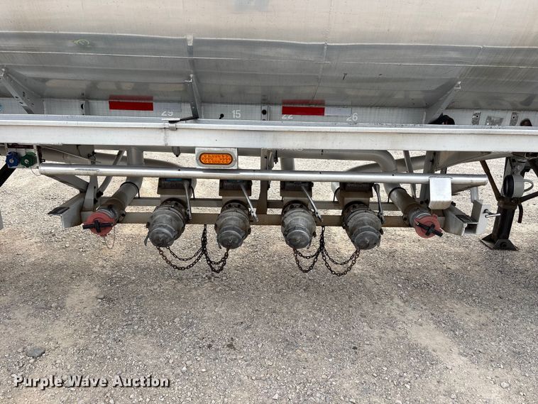 image for item EW1568 1995 Heil fuel trailer