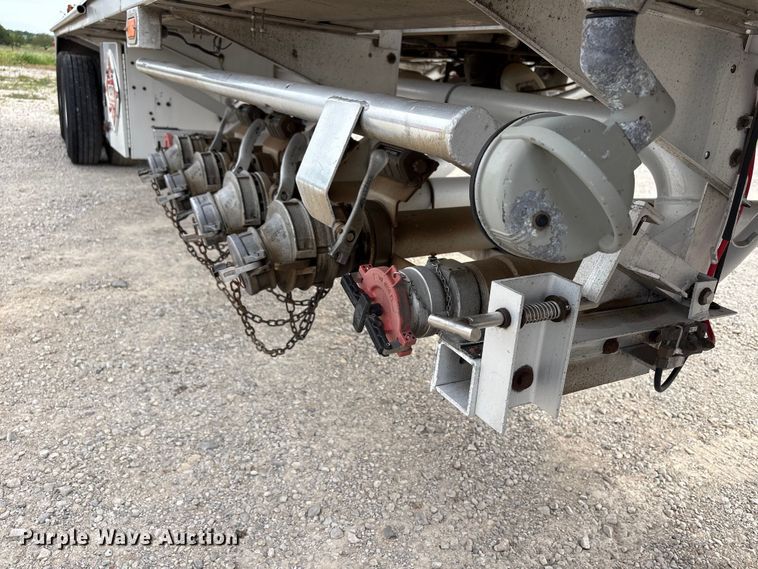 image for item EW1568 1995 Heil fuel trailer
