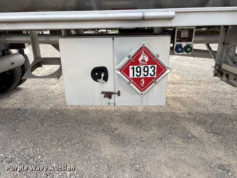 image for item EW1568 1995 Heil fuel trailer