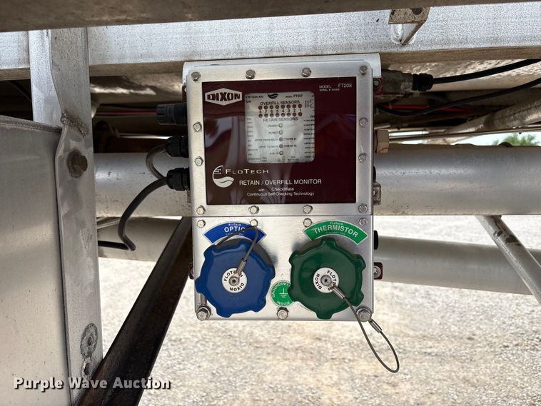 image for item EW1568 1995 Heil fuel trailer