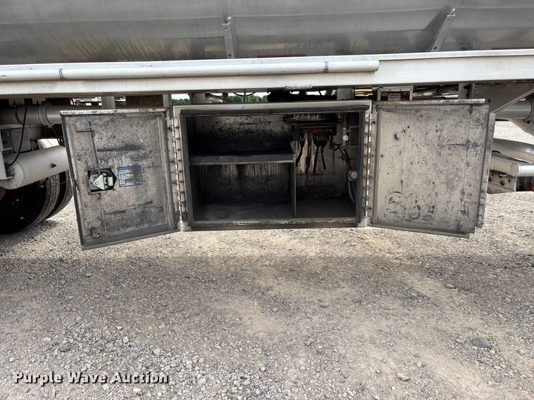 image for item EW1568 1995 Heil fuel trailer
