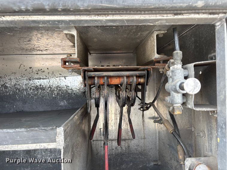 image for item EW1568 1995 Heil fuel trailer