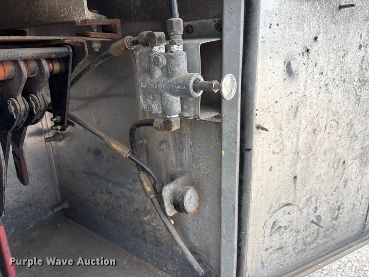 image for item EW1568 1995 Heil fuel trailer