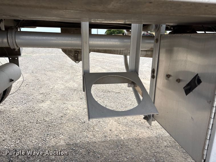 image for item EW1568 1995 Heil fuel trailer