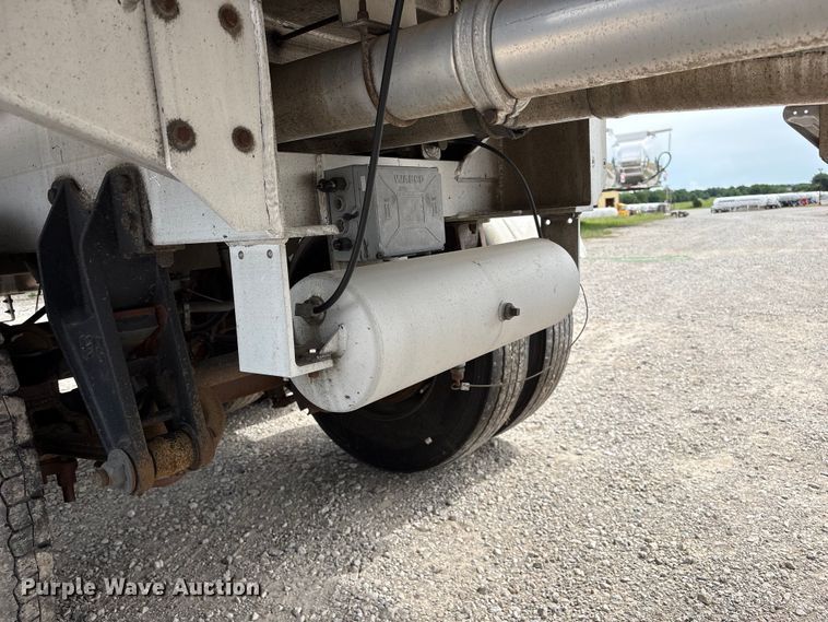 image for item EW1568 1995 Heil fuel trailer