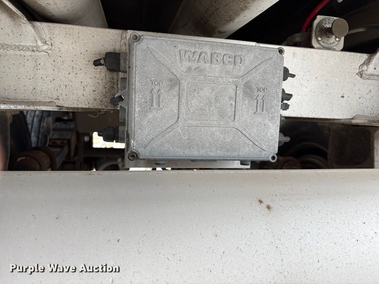 image for item EW1568 1995 Heil fuel trailer