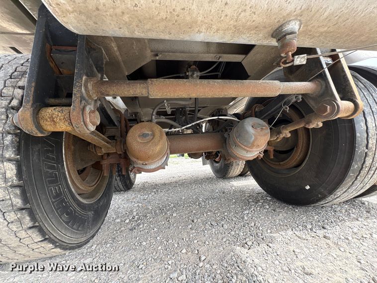 image for item EW1568 1995 Heil fuel trailer