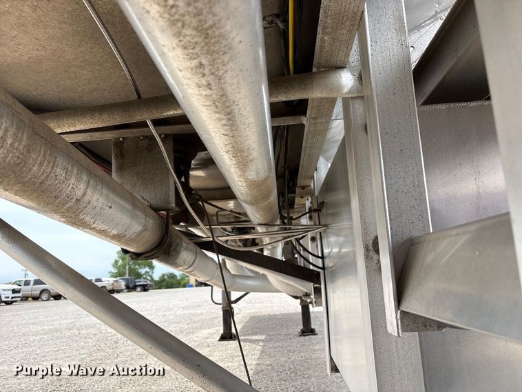 image for item EW1568 1995 Heil fuel trailer