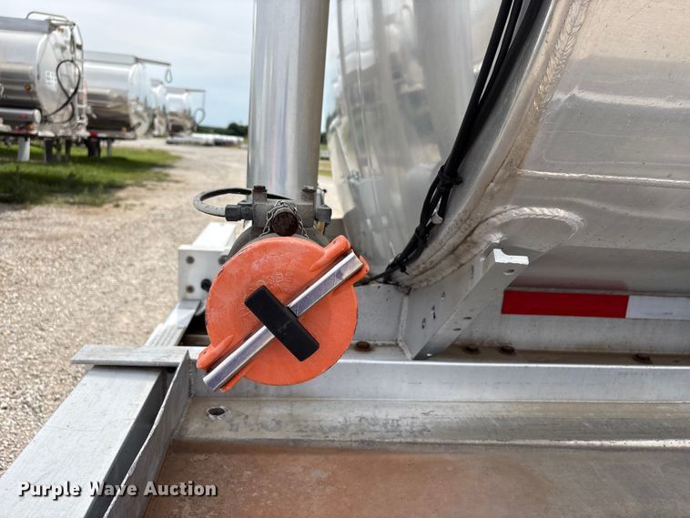 image for item EW1568 1995 Heil fuel trailer