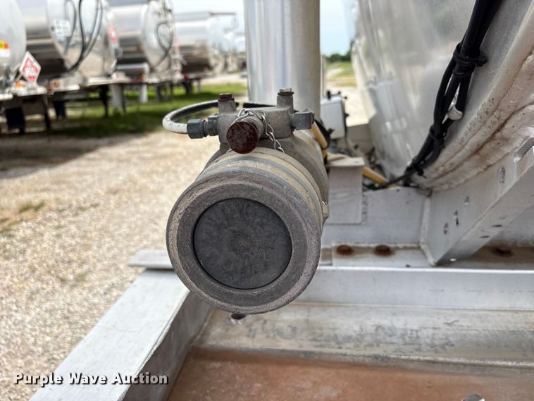 image for item EW1568 1995 Heil fuel trailer