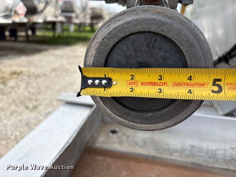 image for item EW1568 1995 Heil fuel trailer