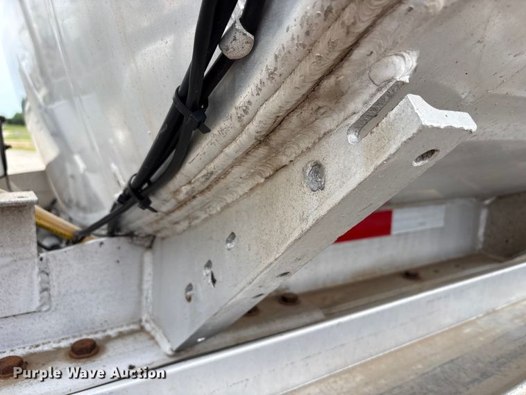image for item EW1568 1995 Heil fuel trailer