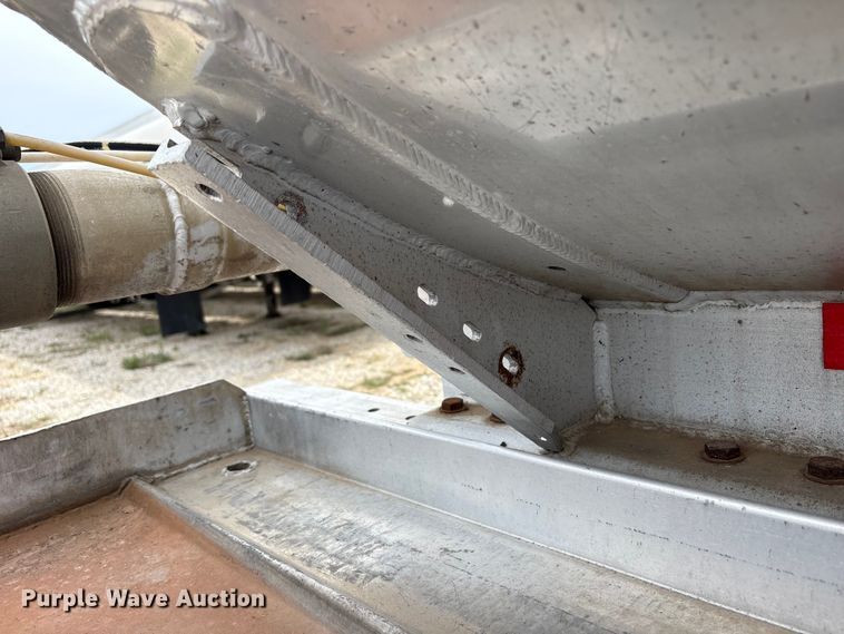 image for item EW1568 1995 Heil fuel trailer