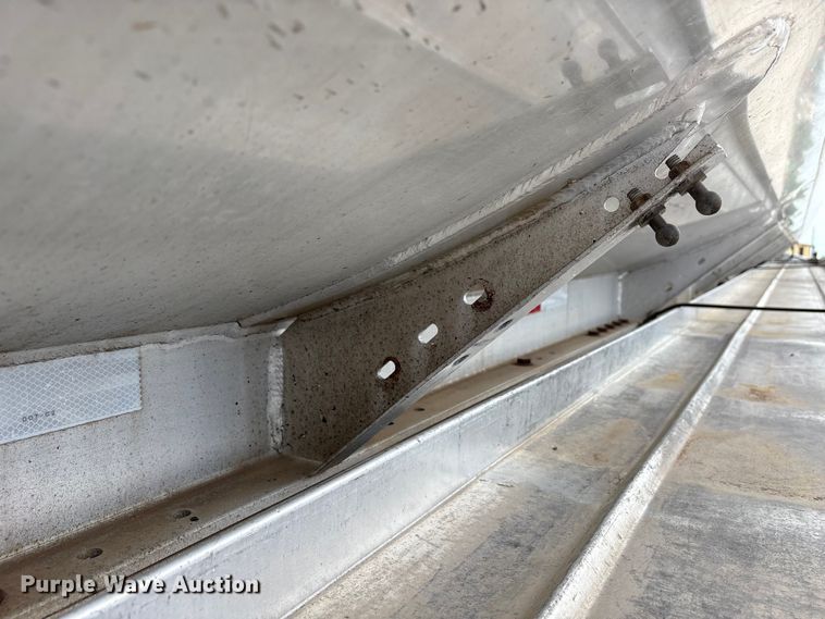 image for item EW1568 1995 Heil fuel trailer
