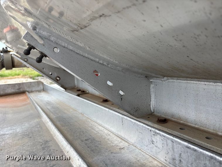 image for item EW1568 1995 Heil fuel trailer
