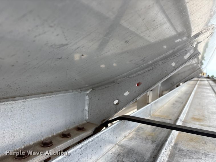 image for item EW1568 1995 Heil fuel trailer