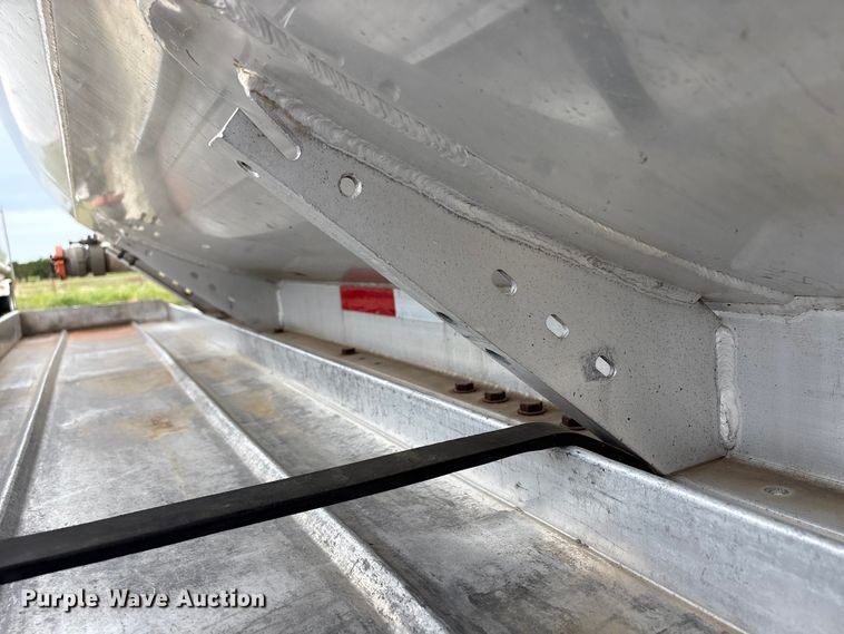 image for item EW1568 1995 Heil fuel trailer