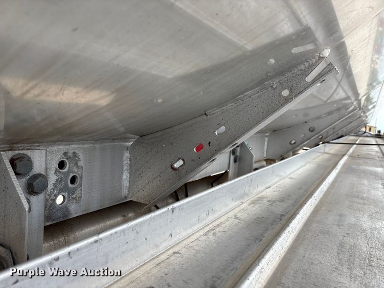 image for item EW1568 1995 Heil fuel trailer