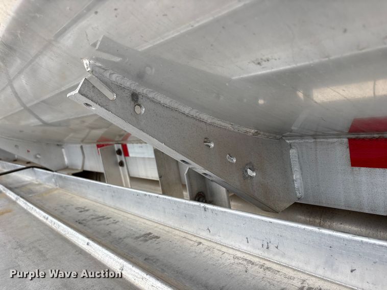 image for item EW1568 1995 Heil fuel trailer