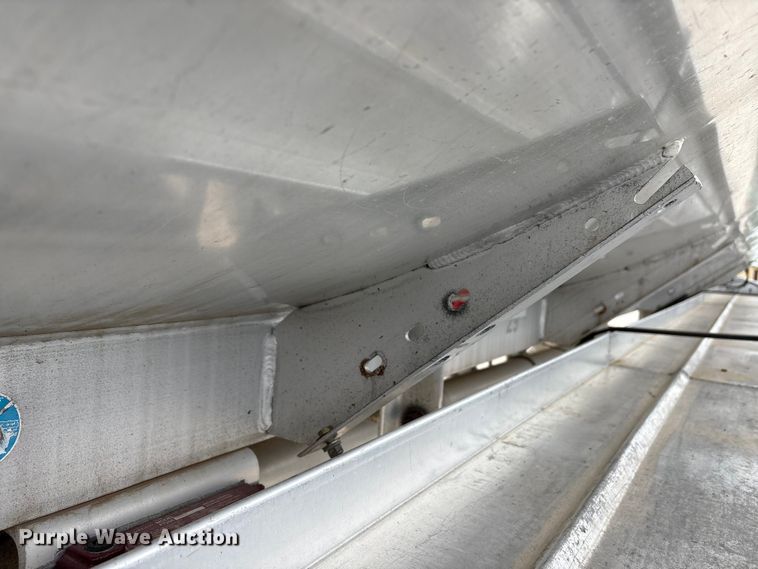 image for item EW1568 1995 Heil fuel trailer