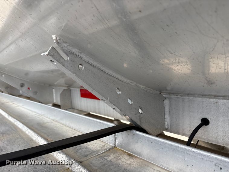 image for item EW1568 1995 Heil fuel trailer