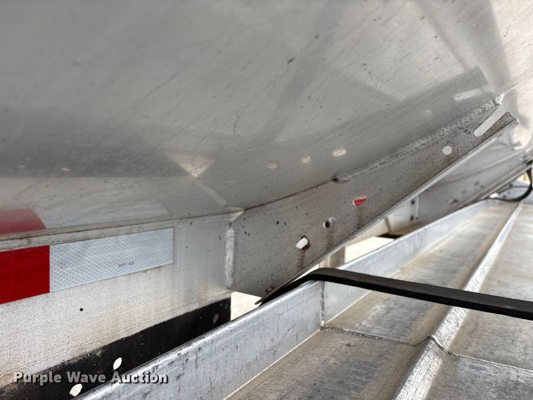 image for item EW1568 1995 Heil fuel trailer