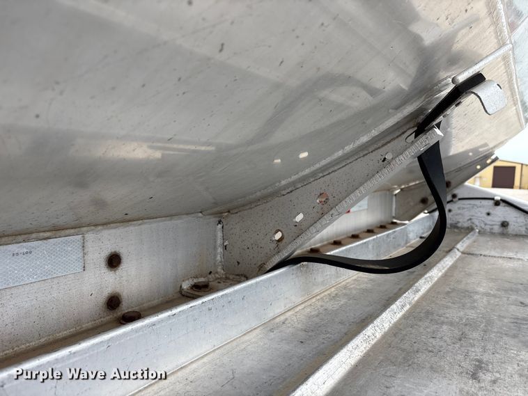 image for item EW1568 1995 Heil fuel trailer