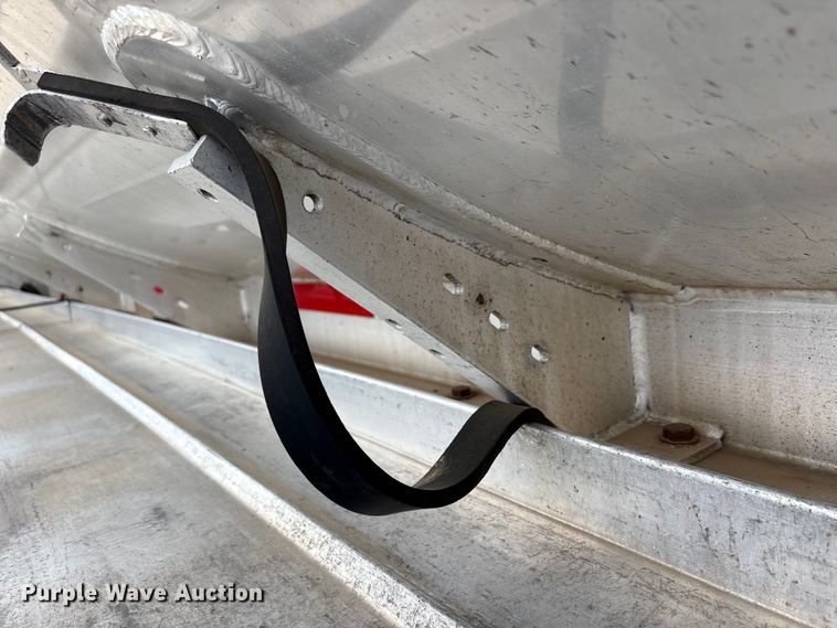 image for item EW1568 1995 Heil fuel trailer