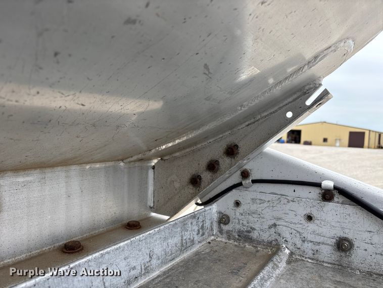 image for item EW1568 1995 Heil fuel trailer