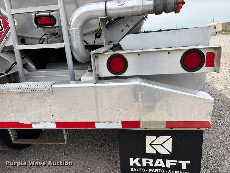 image for item EW1568 1995 Heil fuel trailer