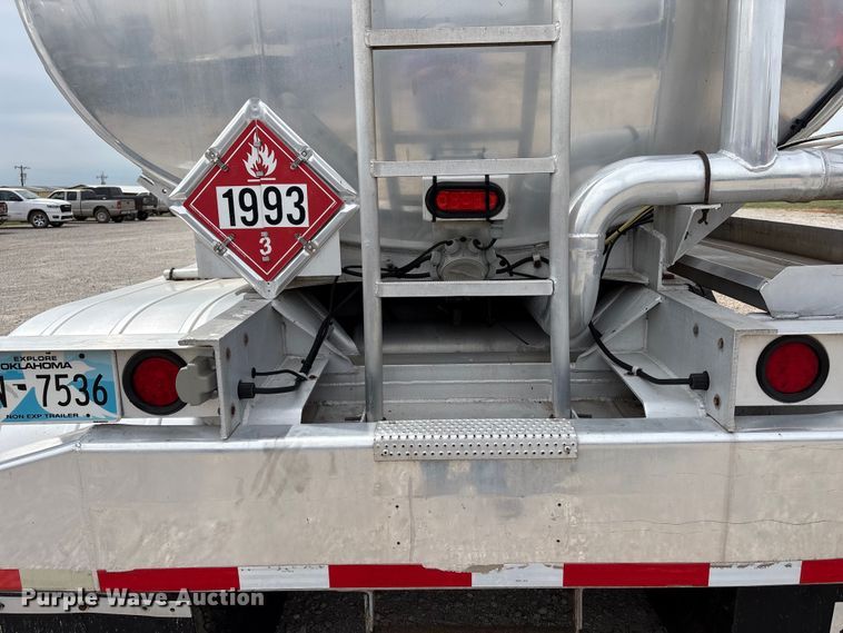 image for item EW1568 1995 Heil fuel trailer