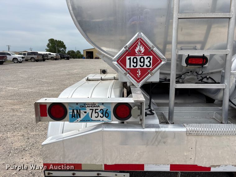 image for item EW1568 1995 Heil fuel trailer