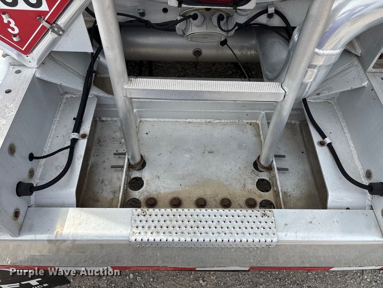 image for item EW1568 1995 Heil fuel trailer