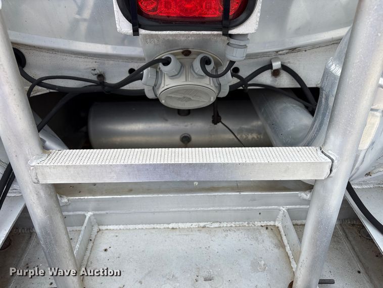 image for item EW1568 1995 Heil fuel trailer