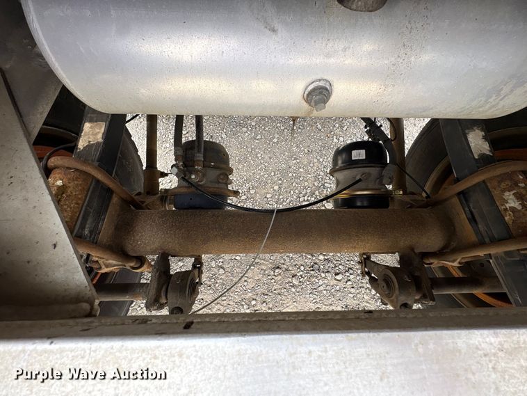 image for item EW1568 1995 Heil fuel trailer