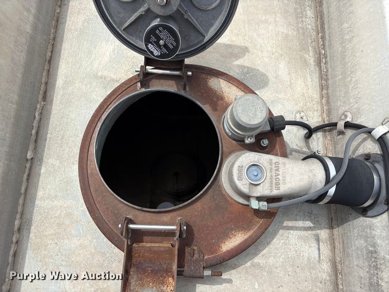 image for item EW1568 1995 Heil fuel trailer