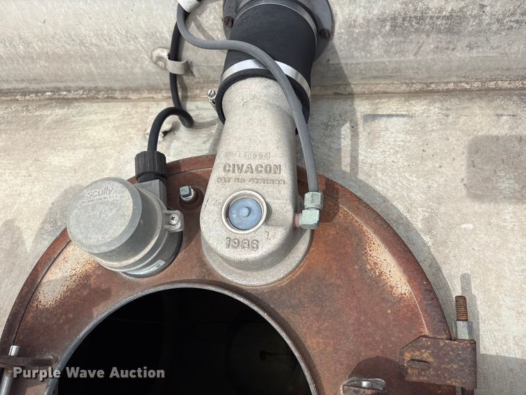 image for item EW1568 1995 Heil fuel trailer