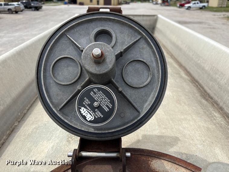 image for item EW1568 1995 Heil fuel trailer