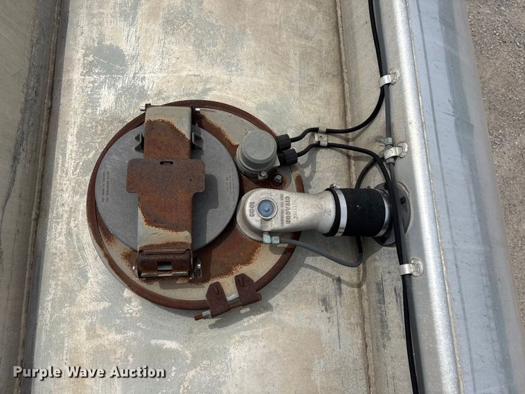 image for item EW1568 1995 Heil fuel trailer