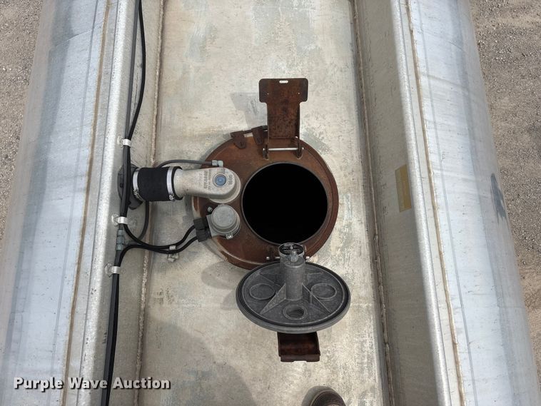 image for item EW1568 1995 Heil fuel trailer