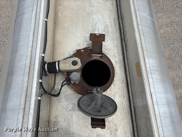 image for item EW1568 1995 Heil fuel trailer
