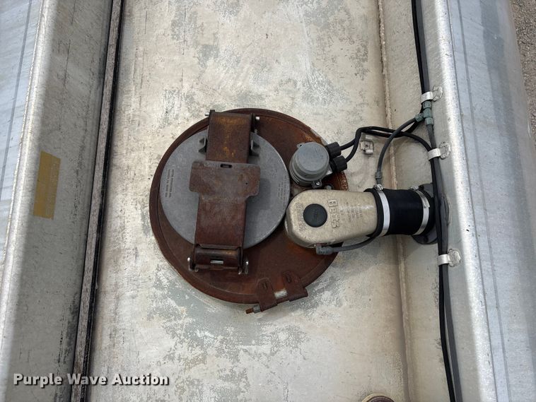 image for item EW1568 1995 Heil fuel trailer