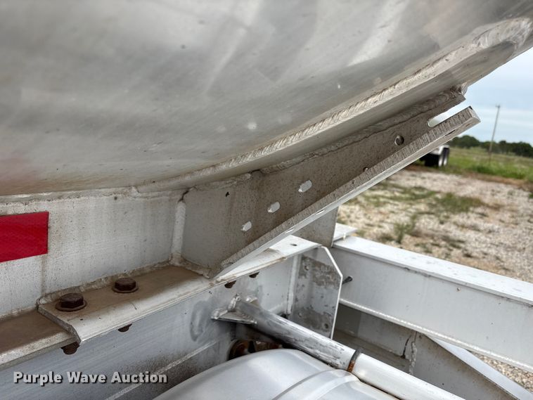 image for item EW1568 1995 Heil fuel trailer