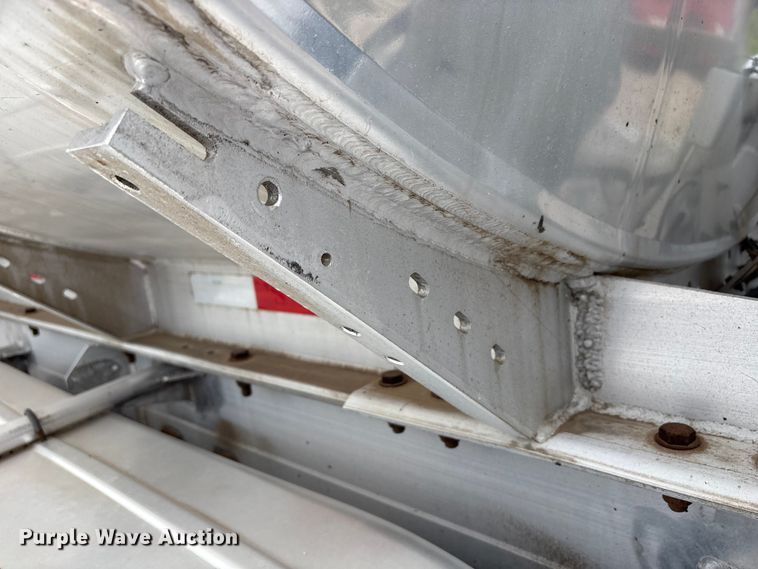 image for item EW1568 1995 Heil fuel trailer