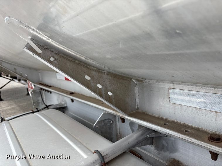 image for item EW1568 1995 Heil fuel trailer
